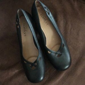 Size 8 1/2 med. strictly comfort shoes